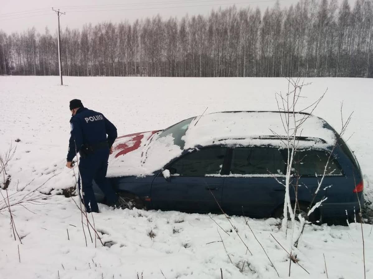 Pohjanmaalle tuli talvi takaisin - kesärenkailla saattoi päätyä penkkaan.