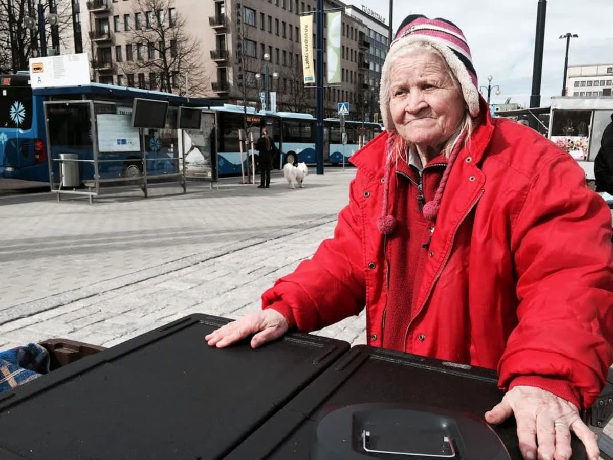 Helmi Mynttinen myymässä torilla.