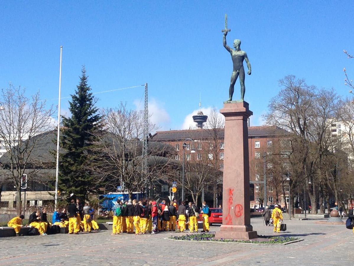 Vapaudenpatsas sotkuisena