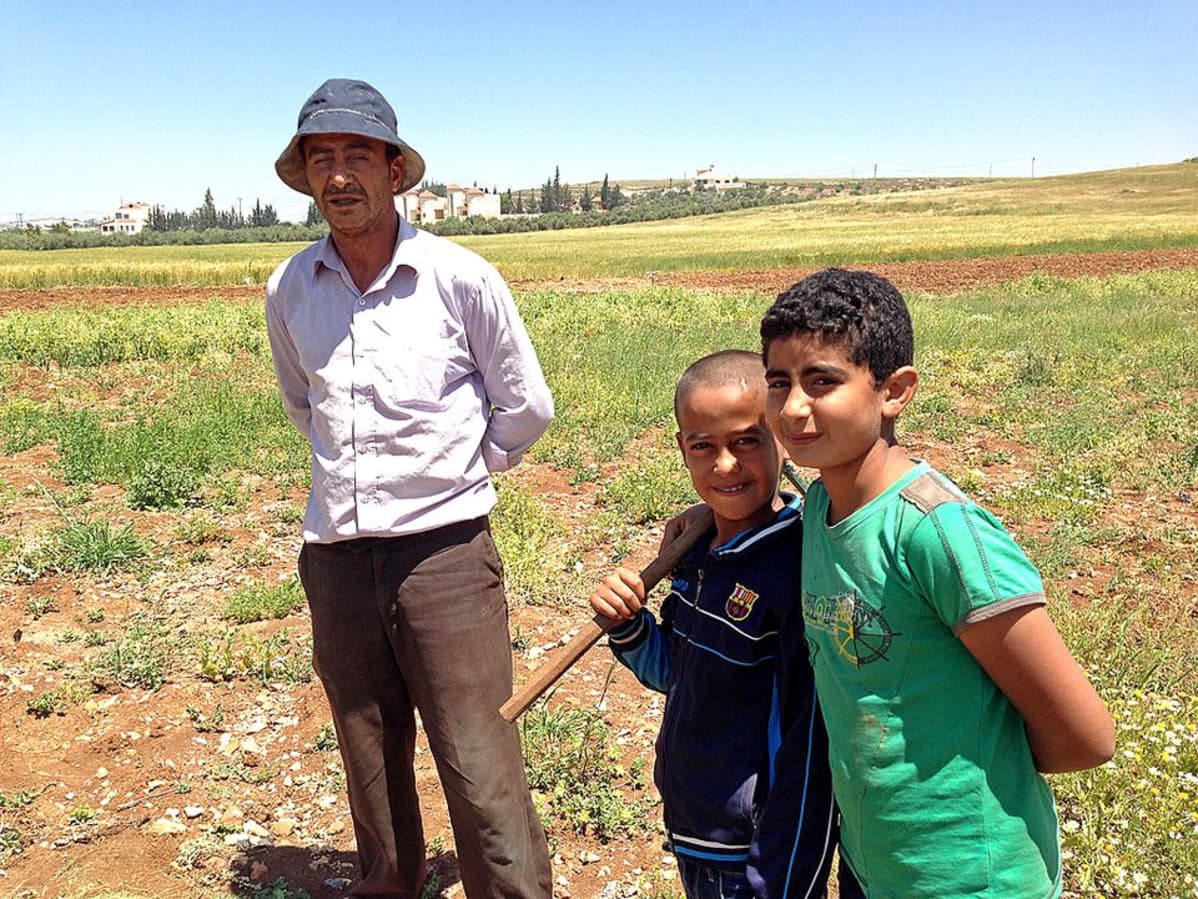 Maanviljelijä Hatem al-Ajouni Ammanin laitamilla Jordaniassa 30.4.2015.