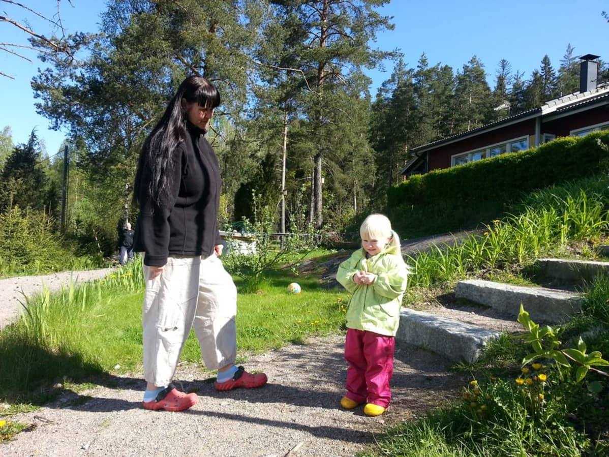 Katja ja Taika Alestalo omakotitalonsa pihalla Orimattilassa.
