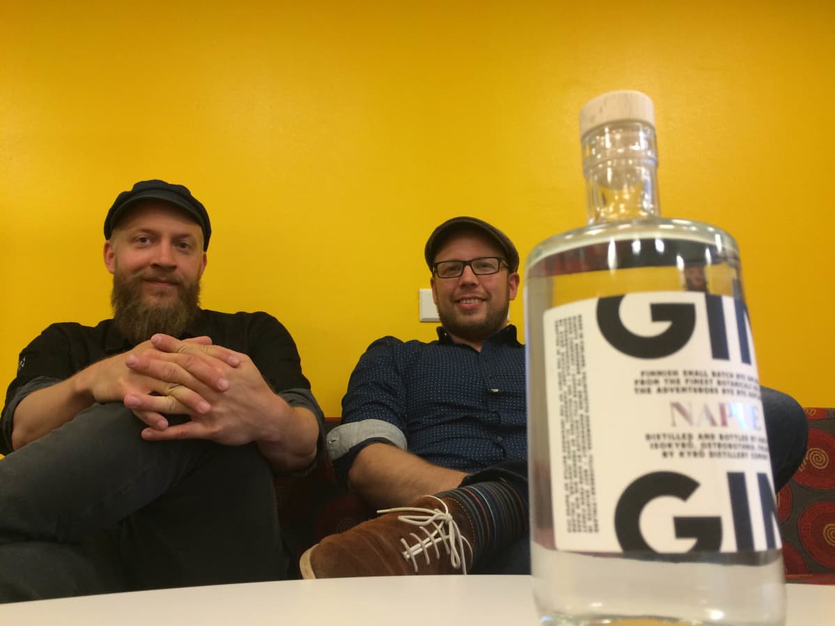 Kyrö Distilleryn toimitusjohtaja Miika Lipiäinen ja markkinoinnista ja brändistä vastaava Mikko Koskinen.
