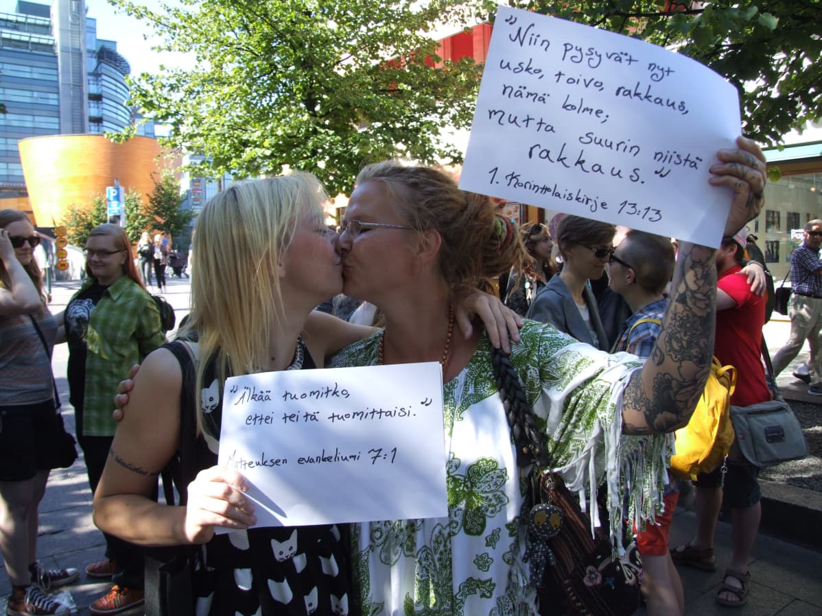mielenosoitus suudelma sukupuolineutraali avioliittolaki