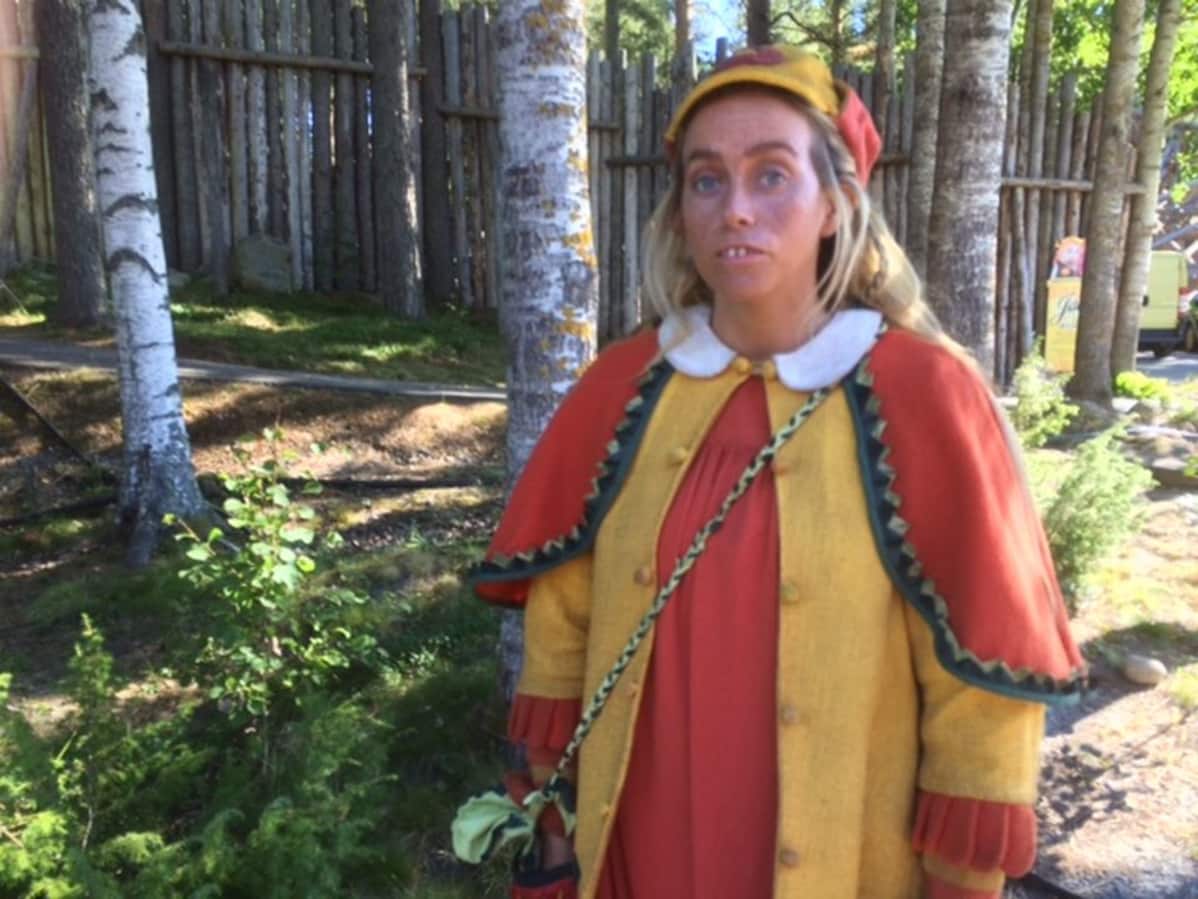 Näyttelijä Iina Kuustonen Rölli ja kaikkien aikojen salaisuus -elokuvan kuvauksissa.