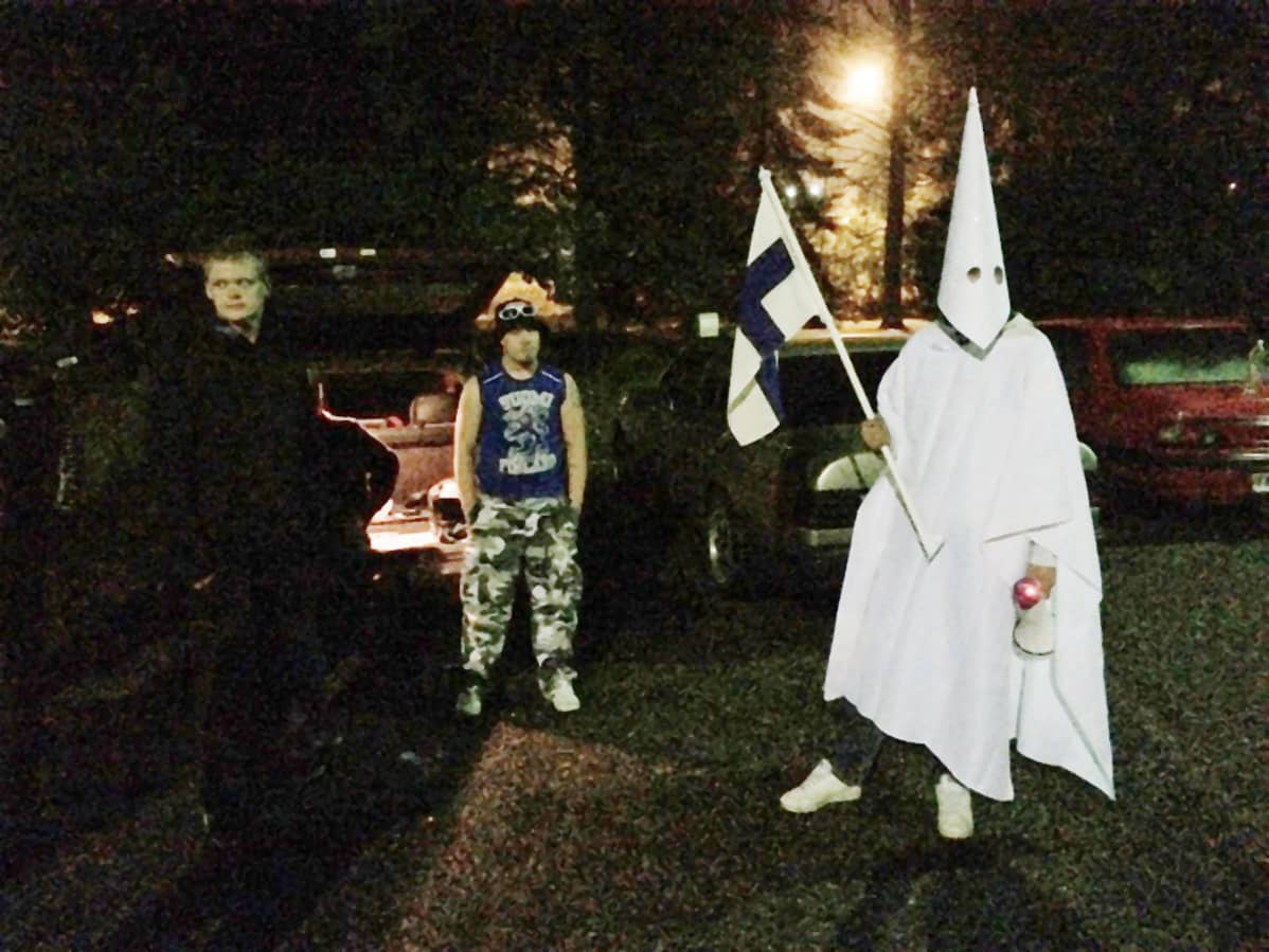 Noin kymmenen ihmistä osoitti mieltään turvapaikanhakijoiden tuloa vastaan Hennalan ex-varuskunnan portilla Lahdessa.