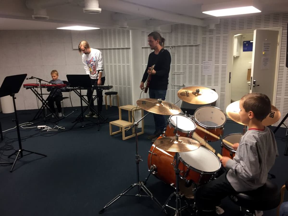 Samuli Kukkola ja Jarkko Salo pitävät bändiohjausta lapsille ja nuorille soittotila Pommarissa.