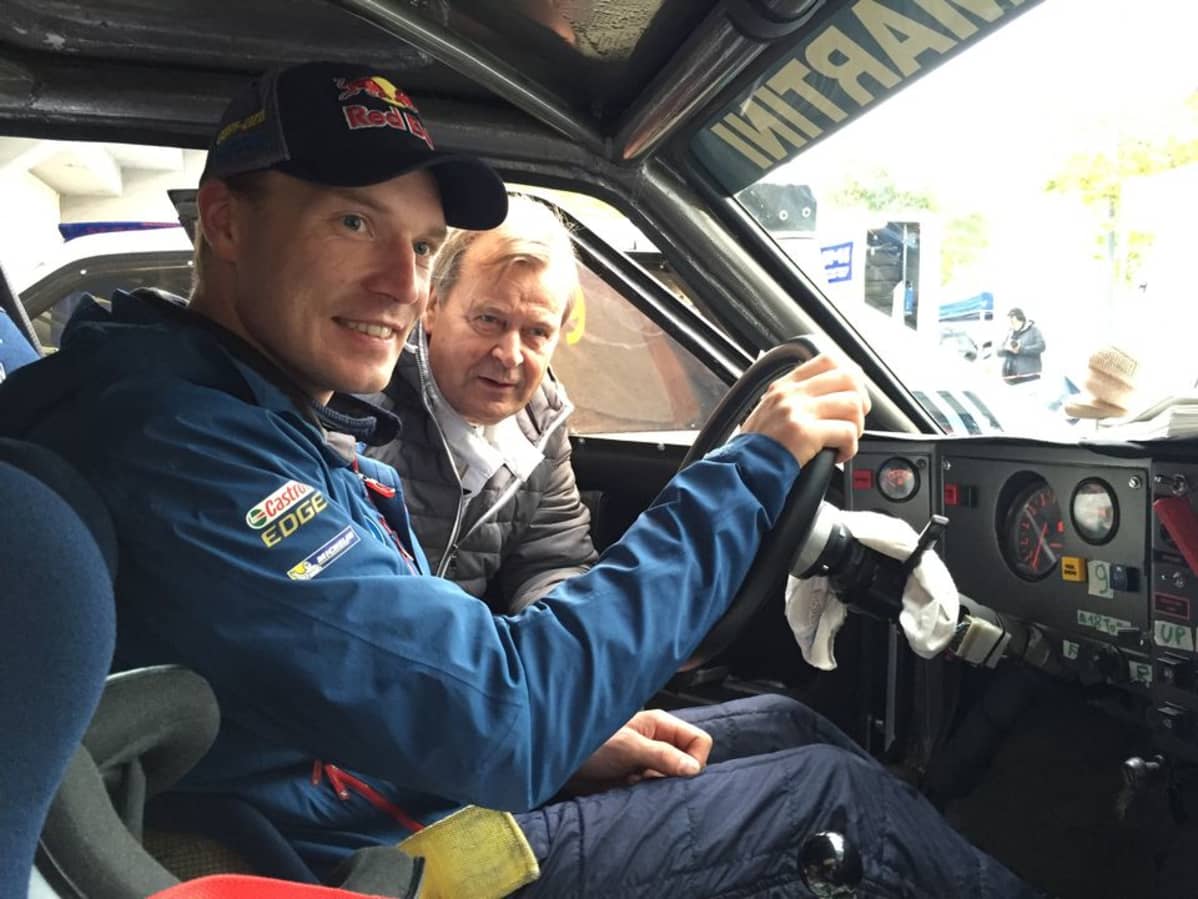 Jari-Matti Latvala tutustuu Markku Alénin entiseen kilpa-autoon.