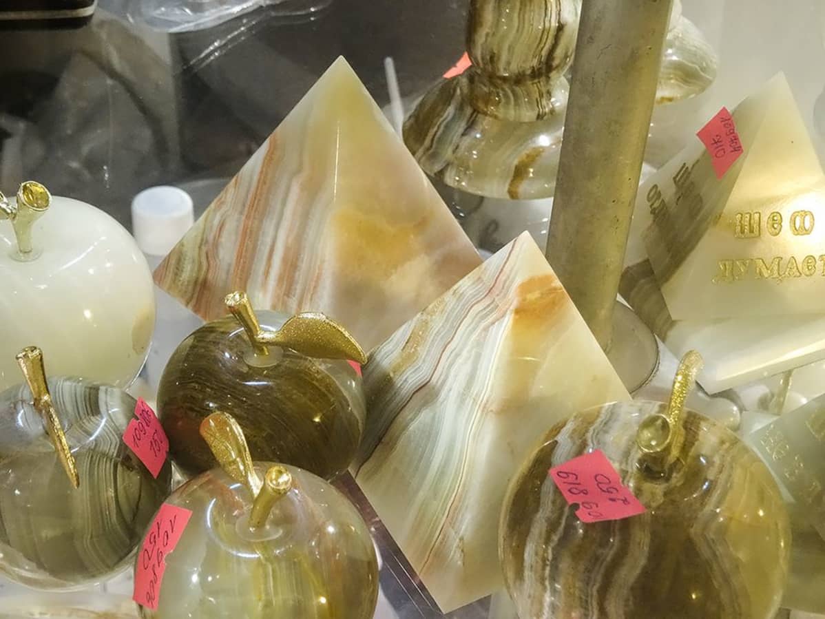 Tällaisia pyramideja myydään suojaksi esimerkiksi työpöydälle.