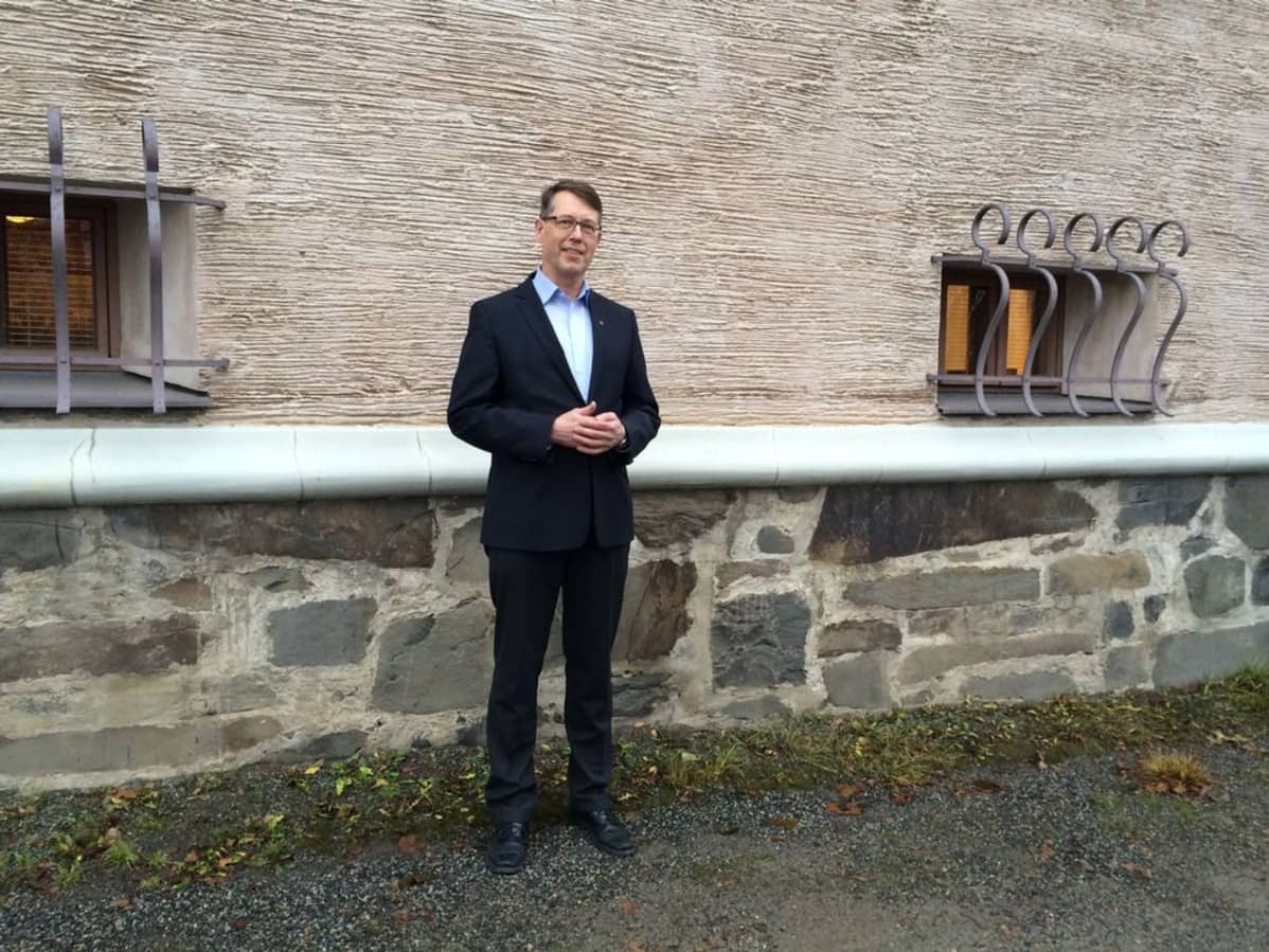 Vs. maakuntajohtaja Risto Poutiainen Pielisjoenlinnan vieressä ulkona.