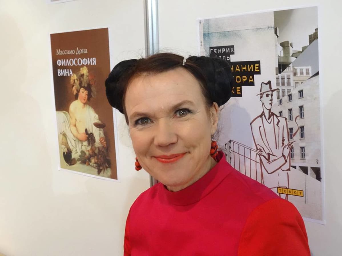 Kirjailija Rosa Liksom viihtyy Moskovan messuilmapiirissä.