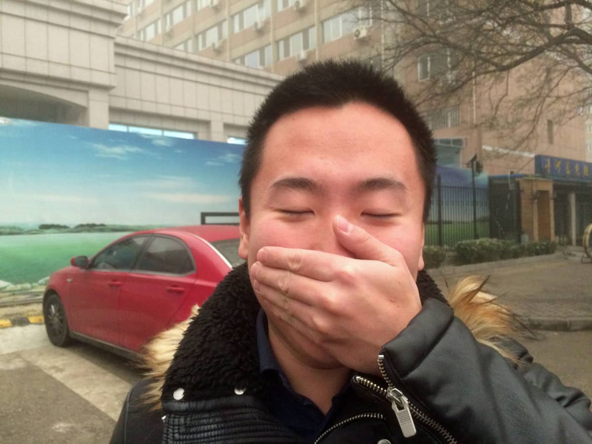 Pekingiläiset suojautuvat savusumulta hengitysmaskien avulla.