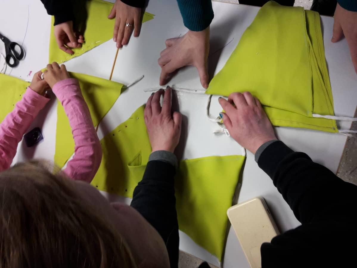Koristeviirejä kattoon Salmiranta lelu lastenhuone vastaanottokeskus Jyväskylä vok