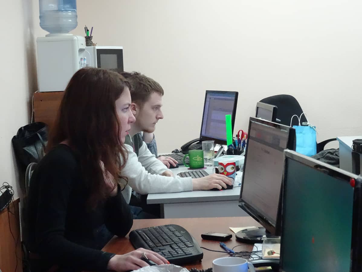 Mediatalo RIA-Voronežin toimittajia työssään tietokoneen äärellä Voronežissa.