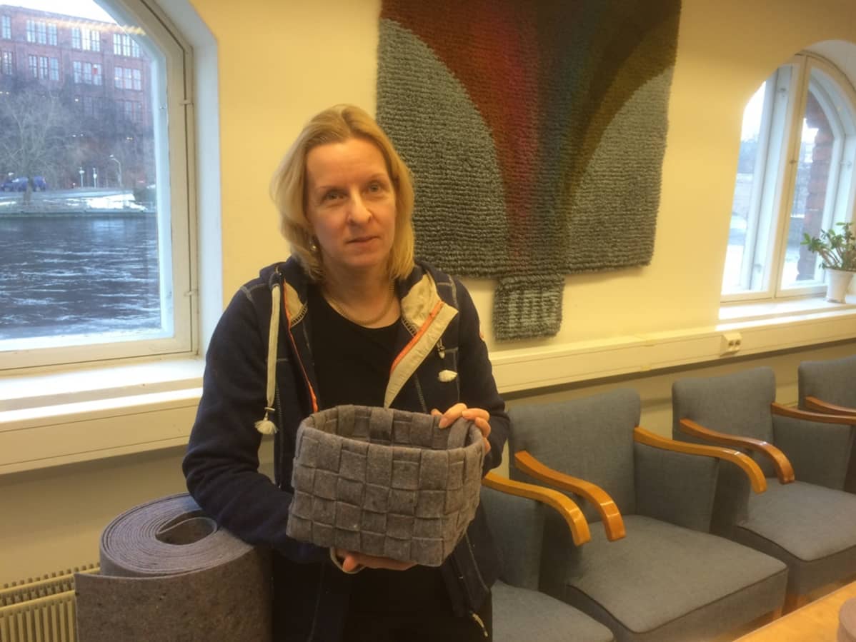 Neuvontapäällikkö Eija Pettersson Taito Pirkanmaan tiloissa Verkarannassa.