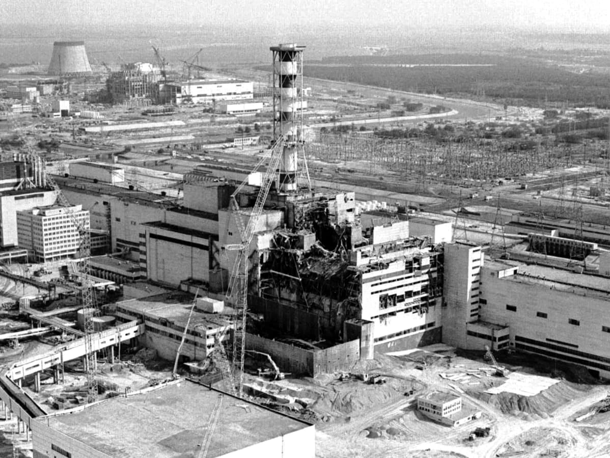 Tšernobylin ydinvoimala neljännen reaktorin räjähdyksen ja tulipalon jälkeen 26.4.1986.