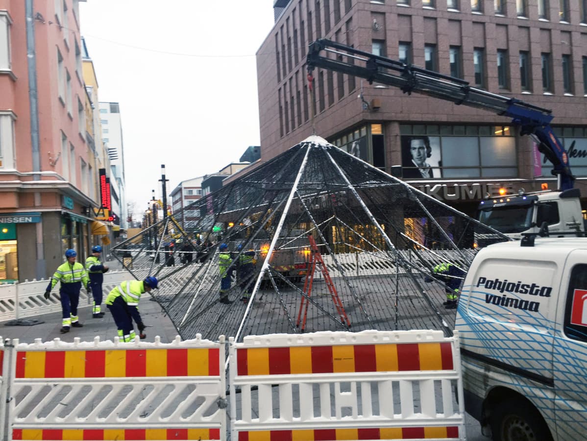 Juhlavalot huolletaan ja varastoidaan ensi syksyn seuraavaa käyttökertaa varten.
