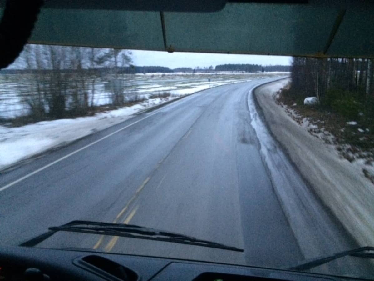 Kantatie 63 on Evijärven ja Kaustisen välillä kapea ja mutkainen.