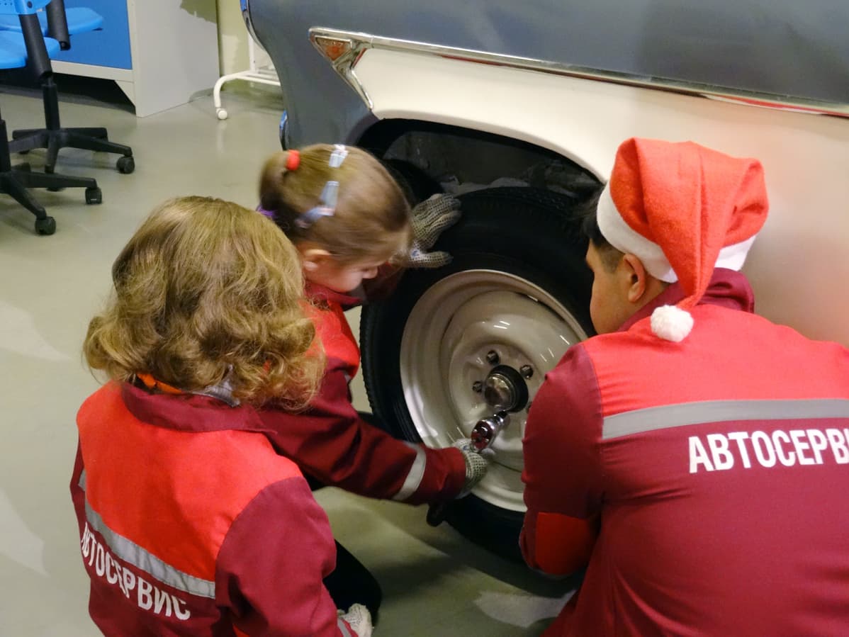 Pikkutytöt autonasentajina.