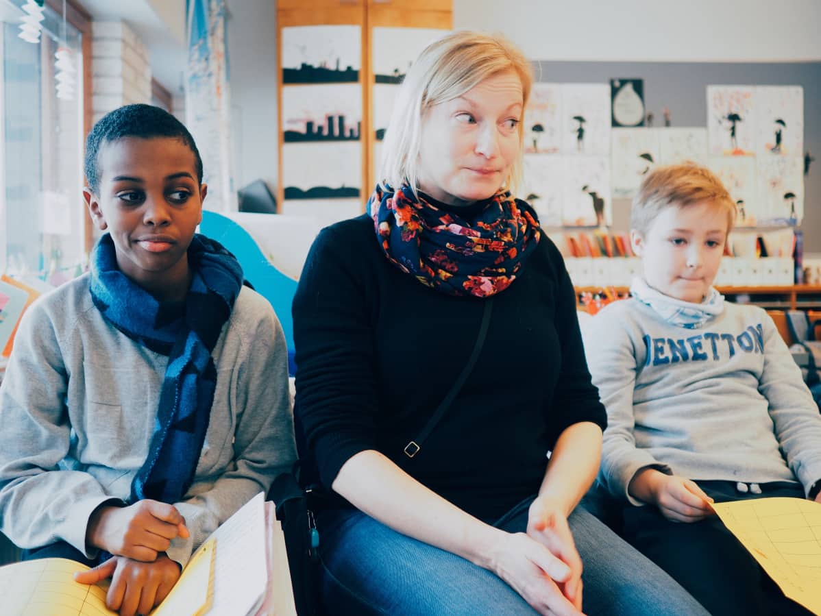 Opettaja Nina Jaakkola osaa vinkata kaikille mieluisia kirjoja.