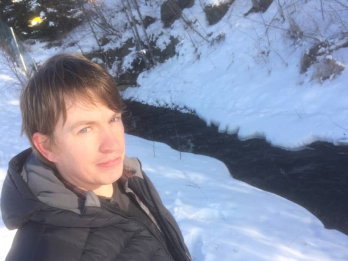 Pärrinkoskessa on luultavasti joskus uinut taimenia. Kosken rannalla limnologi Heikki Holsti.