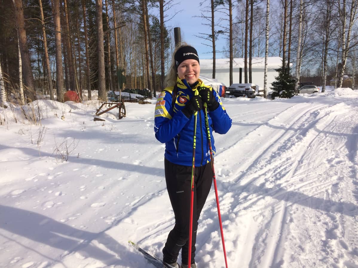 Eve Pitkäkangas valmiina kotiharjoituksiin.