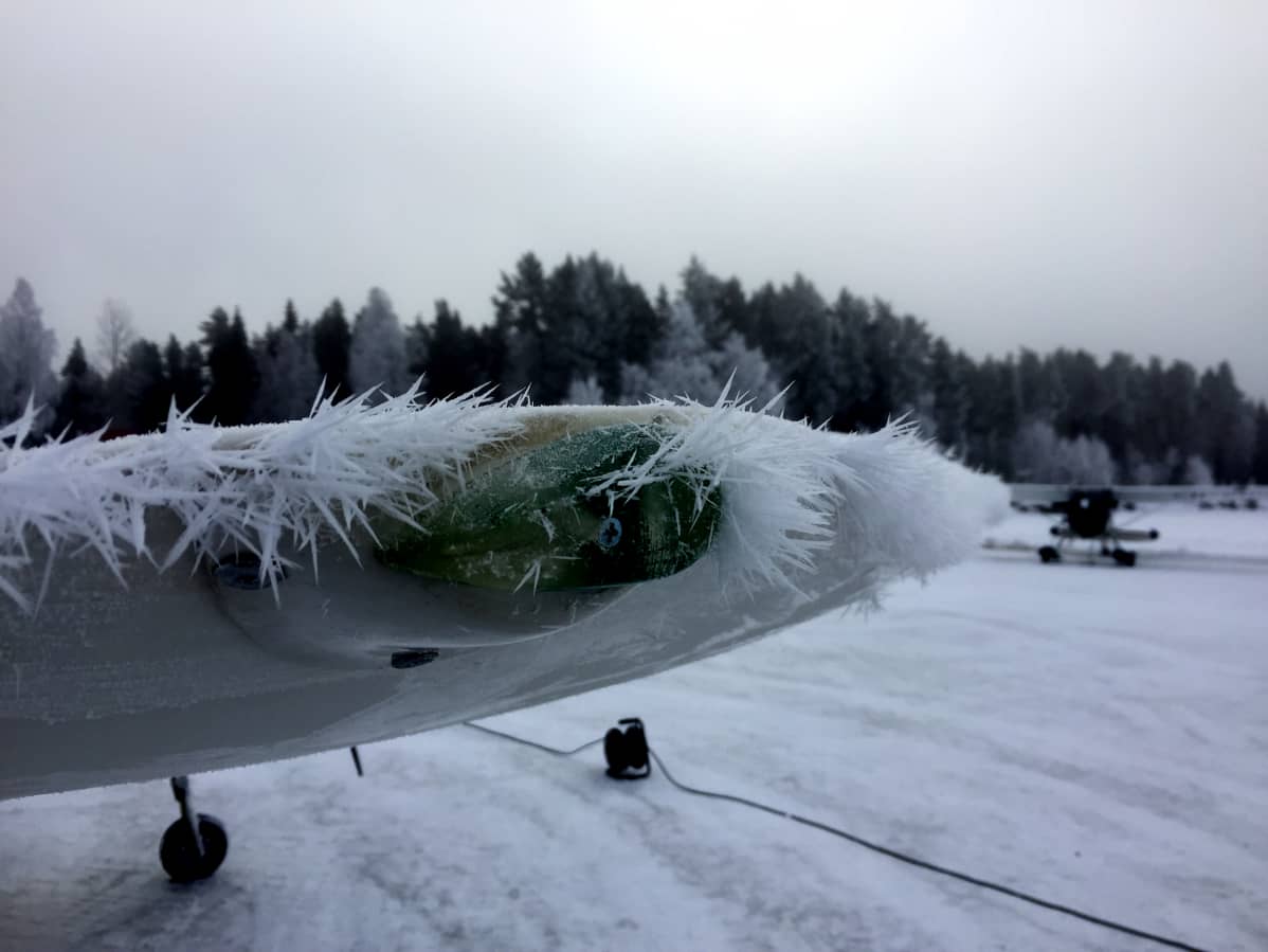 Kuuraa pienlentokoneen siivessä.