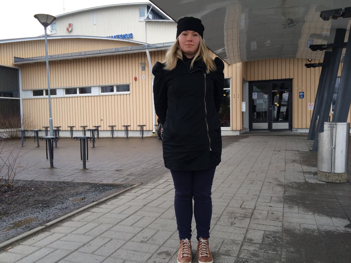 Nuori nainen seisoo Pirkkalan vapaa-aikakeskuksen edessä.
