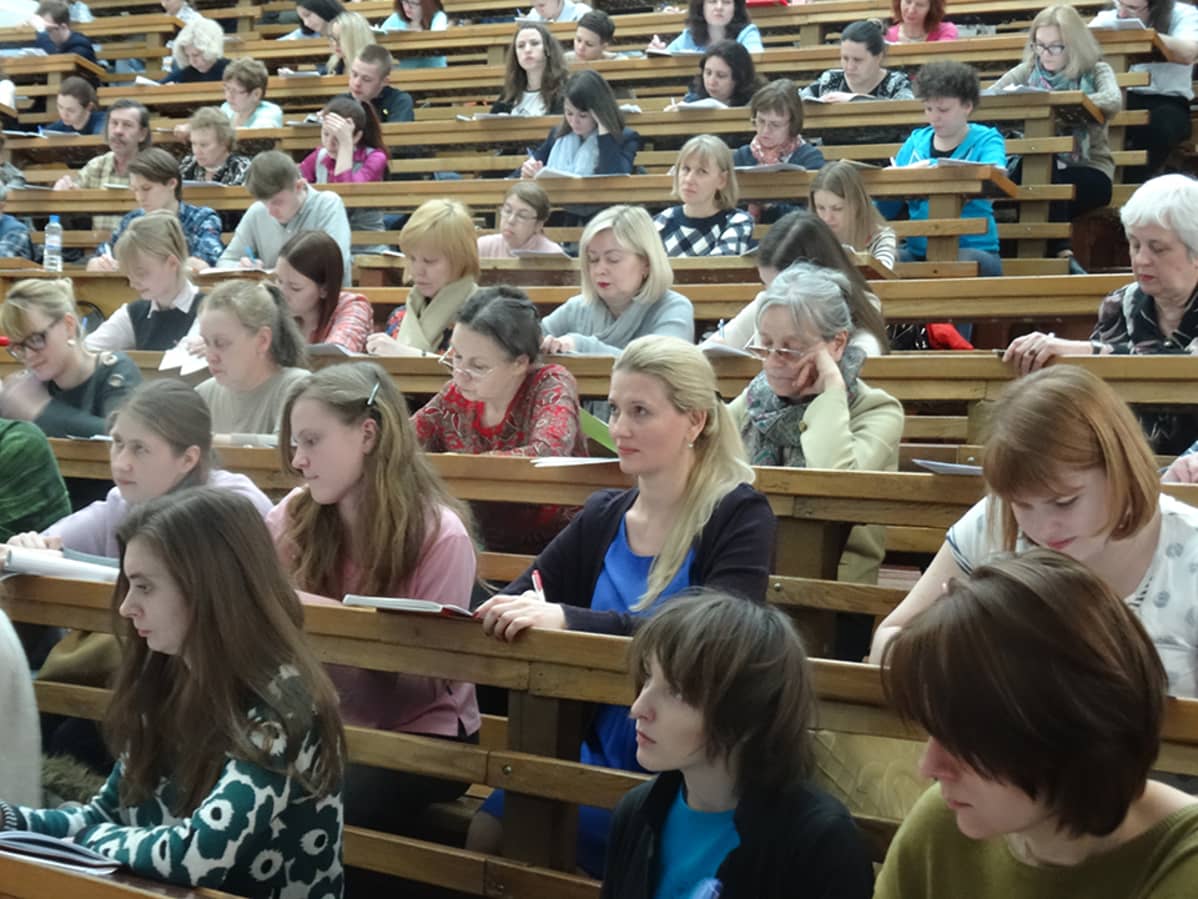 Auditorio täyttyi nopeasti oikeinkirjoituksen opiskelijoista.