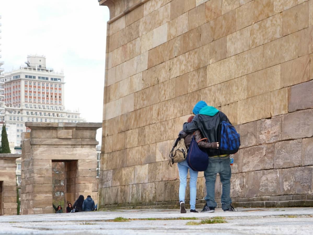 Pariskunta kadulla. Madridin kaupunki on aloittanut hiljattain ohjelmia, joilla yritetään tukea kaupungin köyhempää väestöä.