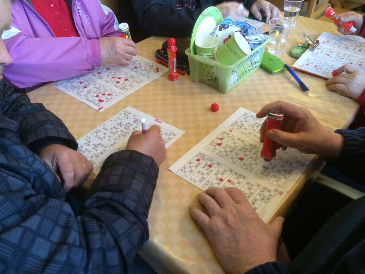 Pelialustalle merkitään huudetut numerot.