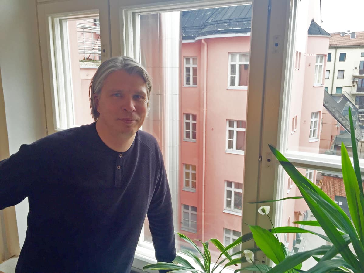 Ilmari Mäenpää korostaa itselle mieluisan ikkunanäkymän merkitystä asumisen hyvinvoinnille.
