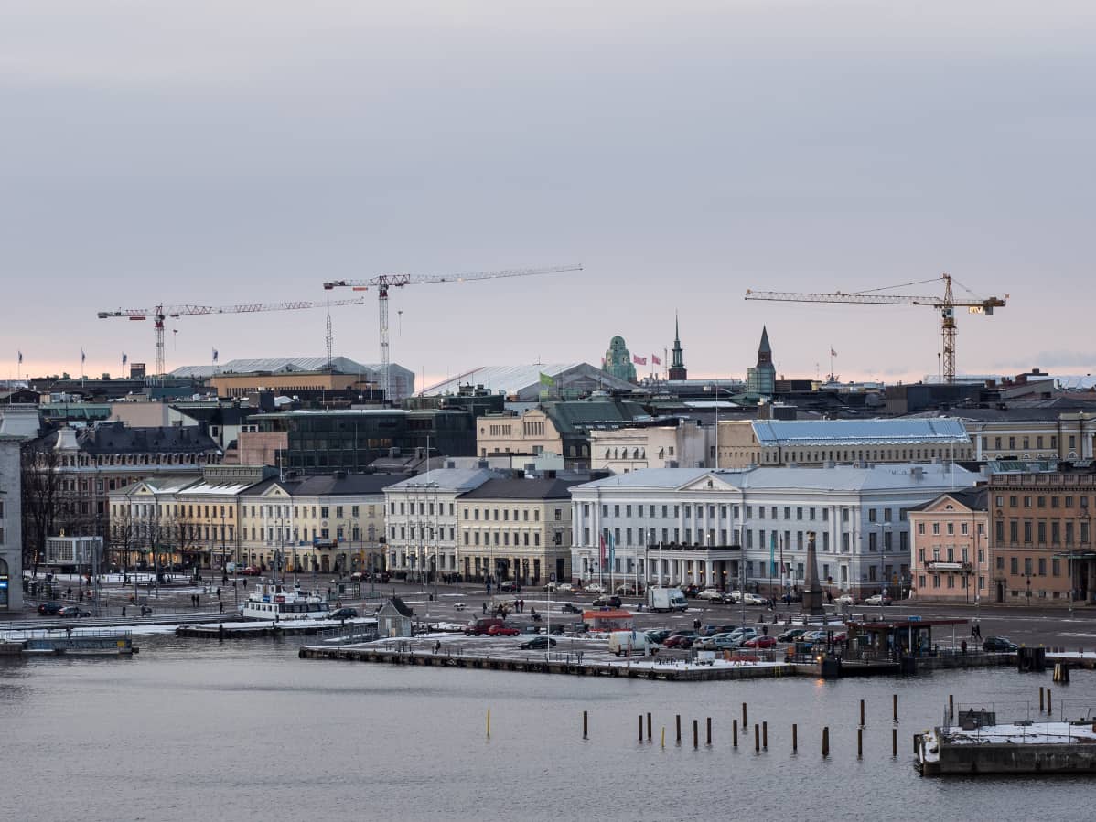 Näkymä mereltä käsin Helsingin kauppatorille.