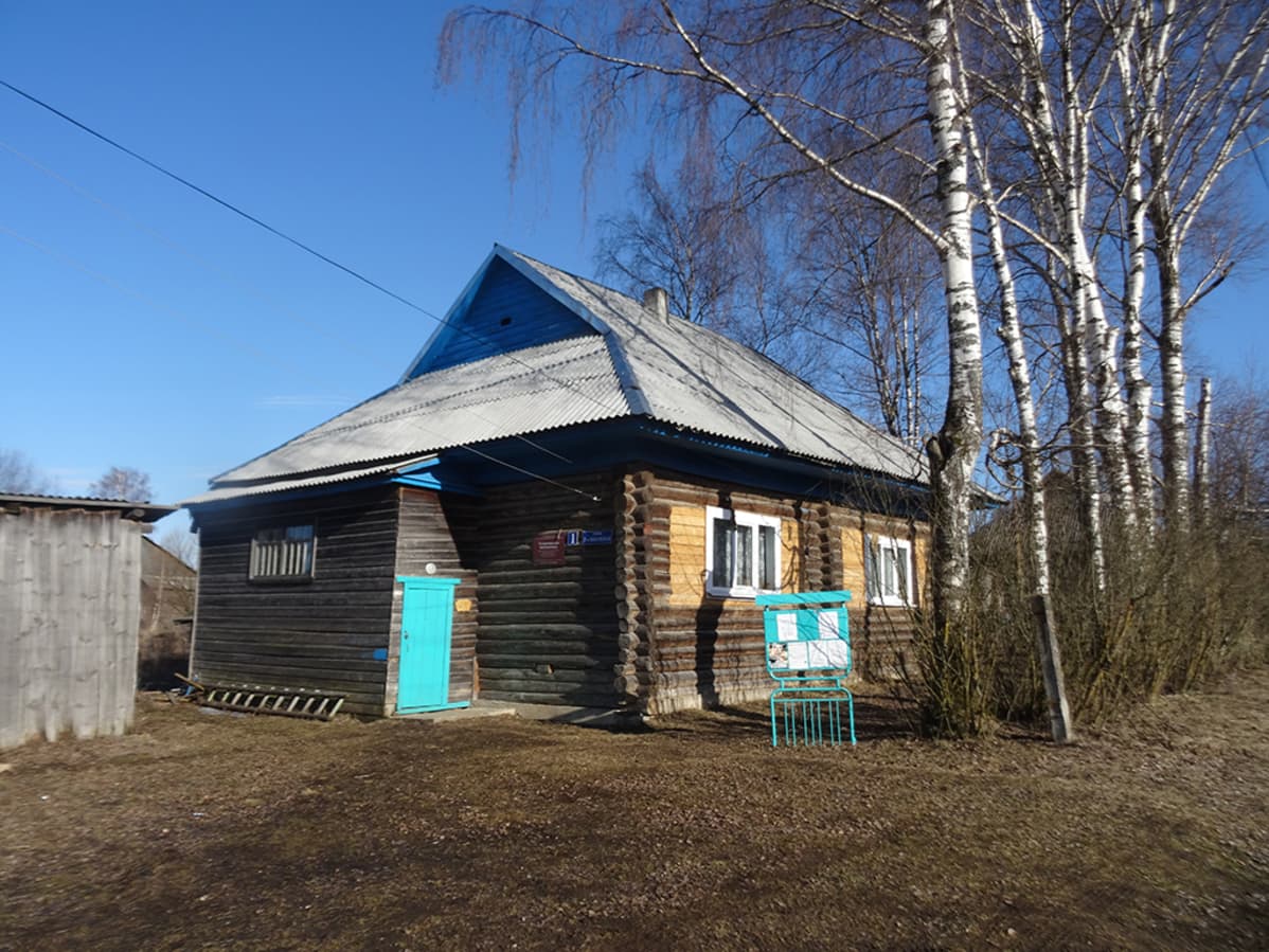 Kylän kirjastotalo.