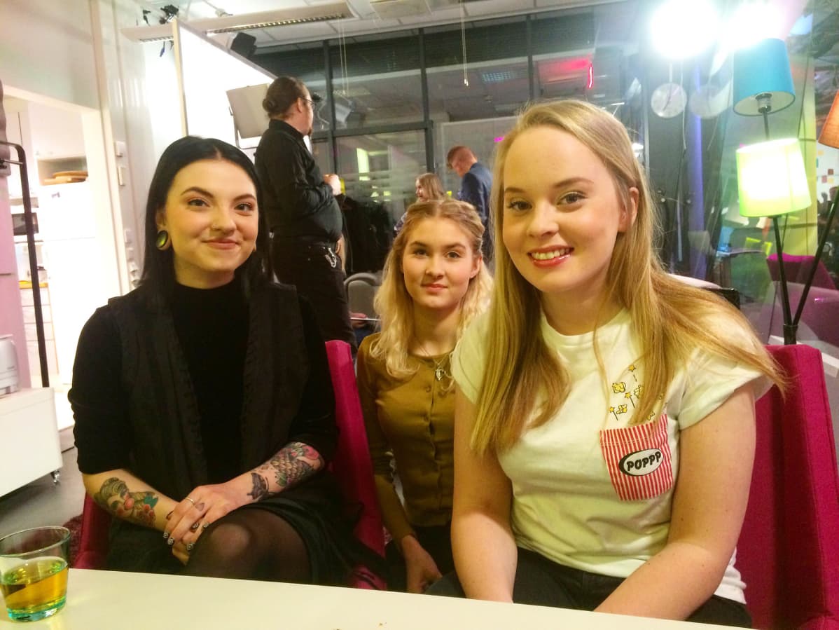 Tubettajat Mariieveronica (vas.) ja Miisas (oik.) uutisluokan Aamu-tv:n juontajan Vilma Hirvosen (kesk.) kanssa studiossa.