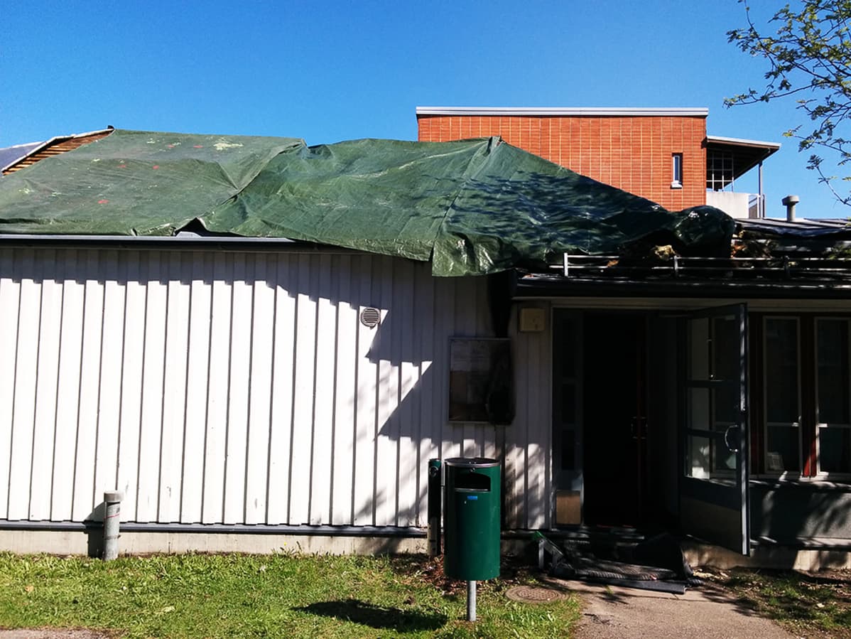 Myös piharakennuksen katto vaurioitui pahasti.
