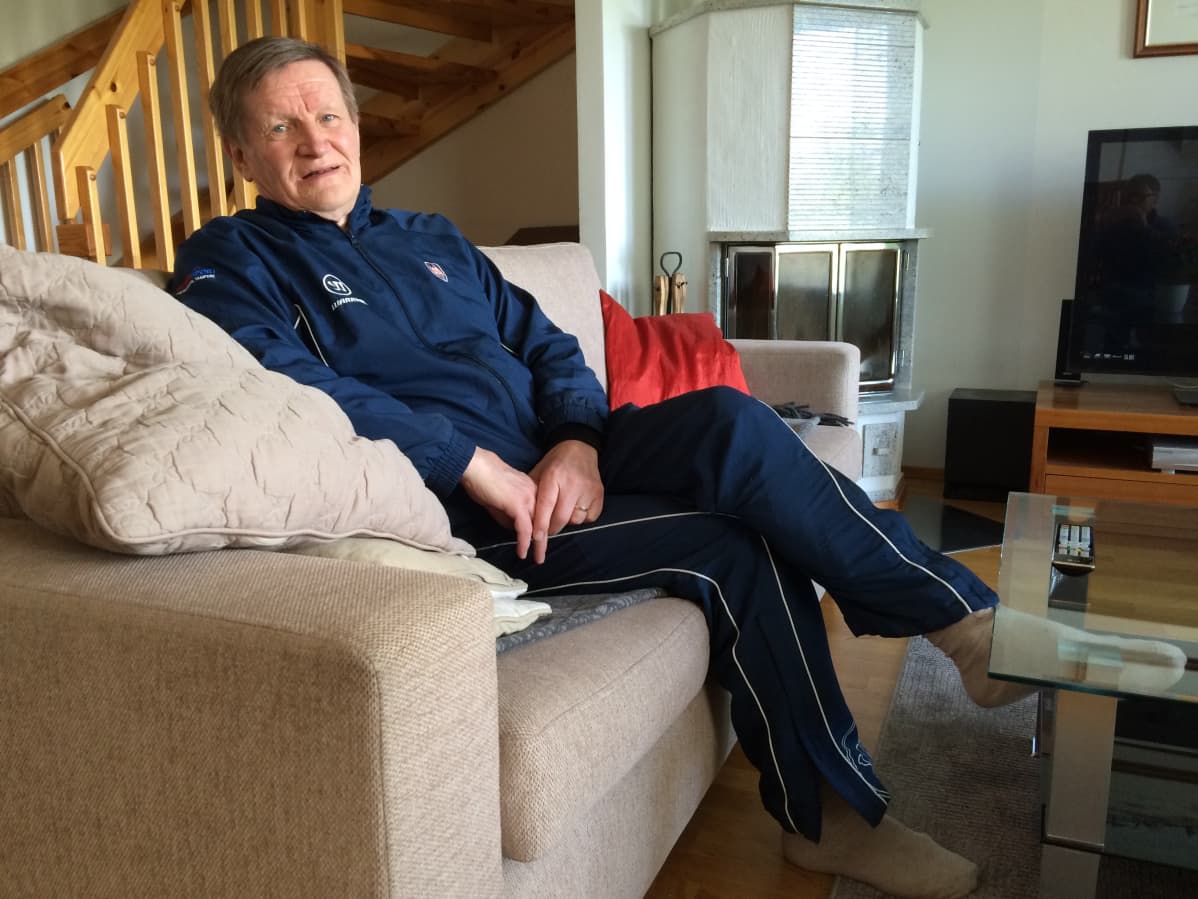 Timo Mäkinen istuu kotisohvallaan Tampereen Hakametsässä.