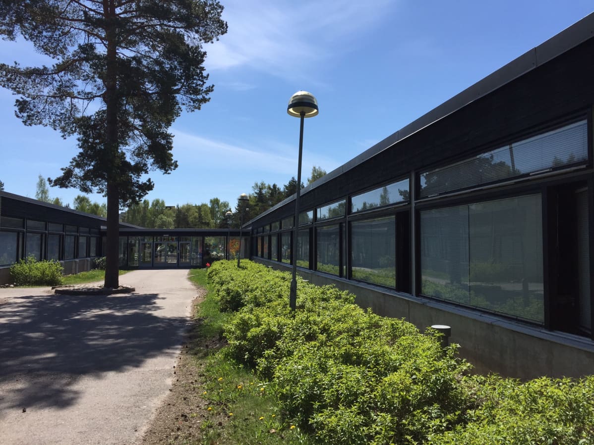 Vesalan ala-asteen oppilaat aloittavat koulunsa ensi elokuussa väistötiloissa, osa parakeissa. Vuonna 1967 rakennettu koulurakennus on niin huonokuntoinen, että se puretaan. Uusi alakoulu valmistuu yläkoulun yhteyteen, koska koulut myös yhdistyvät hallinnollisesti Helsingin kaupungin linjauksen mukaan.