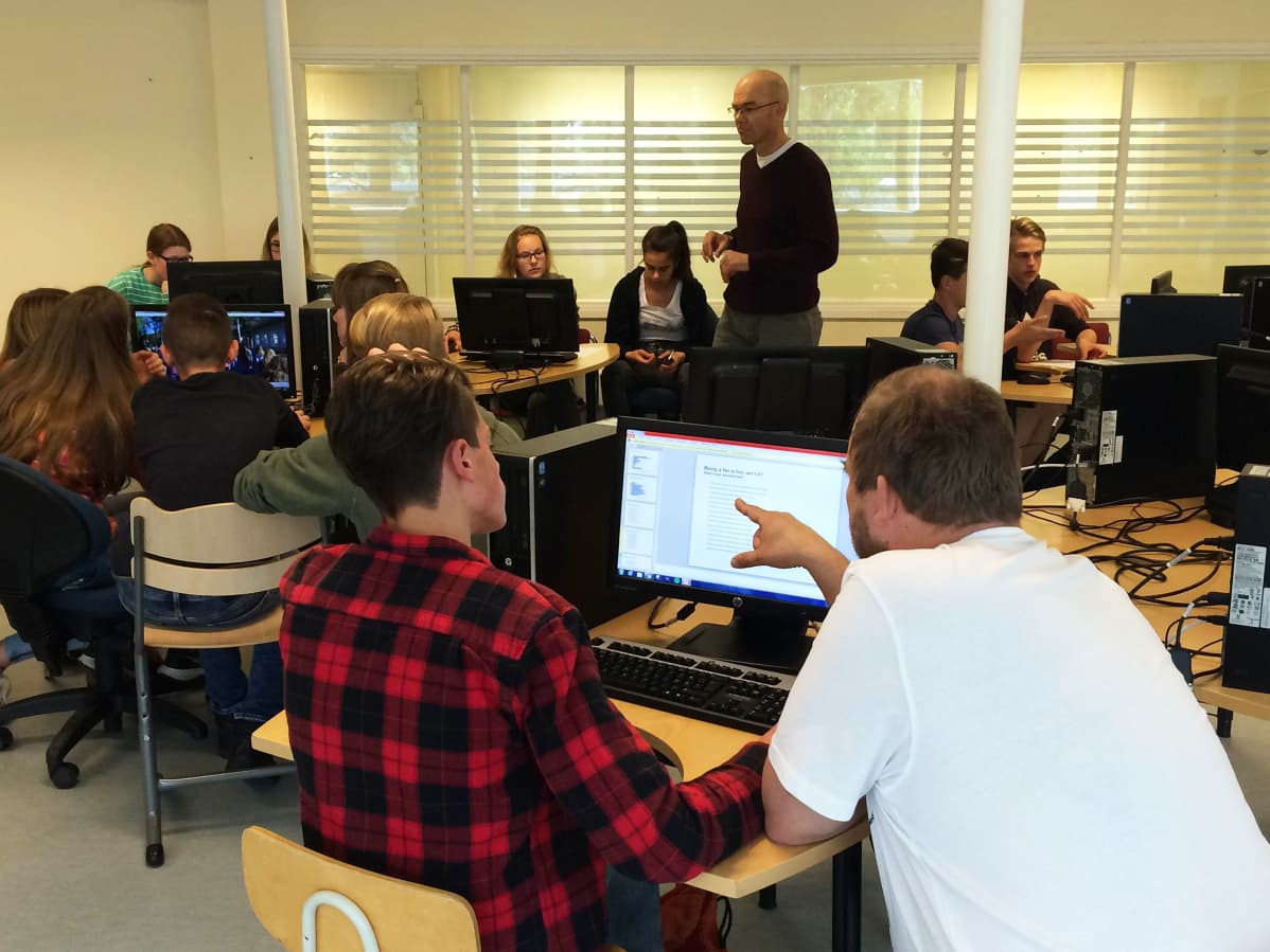 Oppilaita ryhmätöissä atk-luokassa