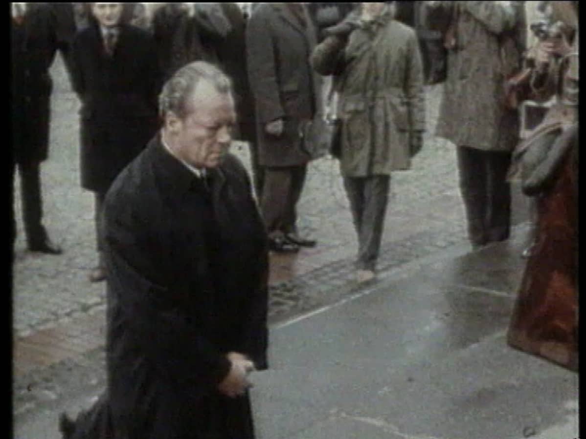 Willy Brandt Varsovan gheton muistomerkillä