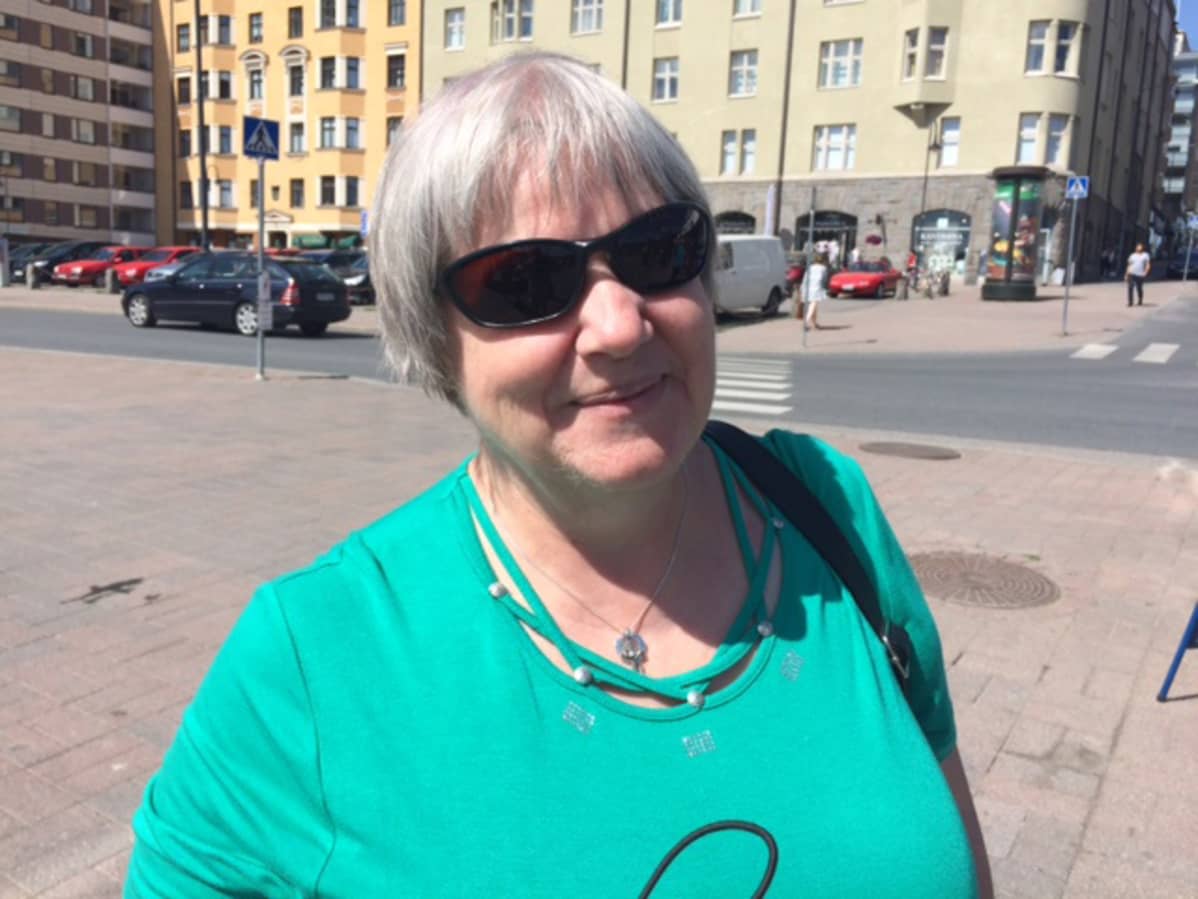 Harmaatukkainen nainen Tampereen Alarannassa