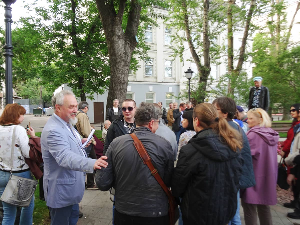 Professori Andrei Zubov tapaa äänestäjiä.