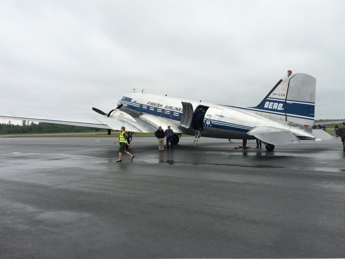 Päälentonäytöksen ehdoton kaunotar. Douglas DC-3 Aeron väreissä.