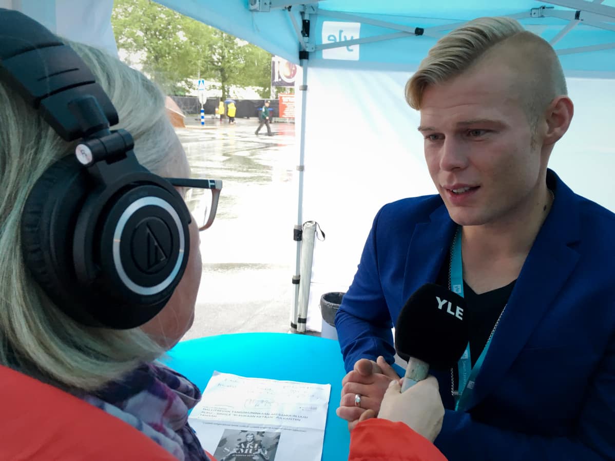 Tangokuningas Aki Samuli Yle Pohjanmaan haastattelussa Tangokadulla.