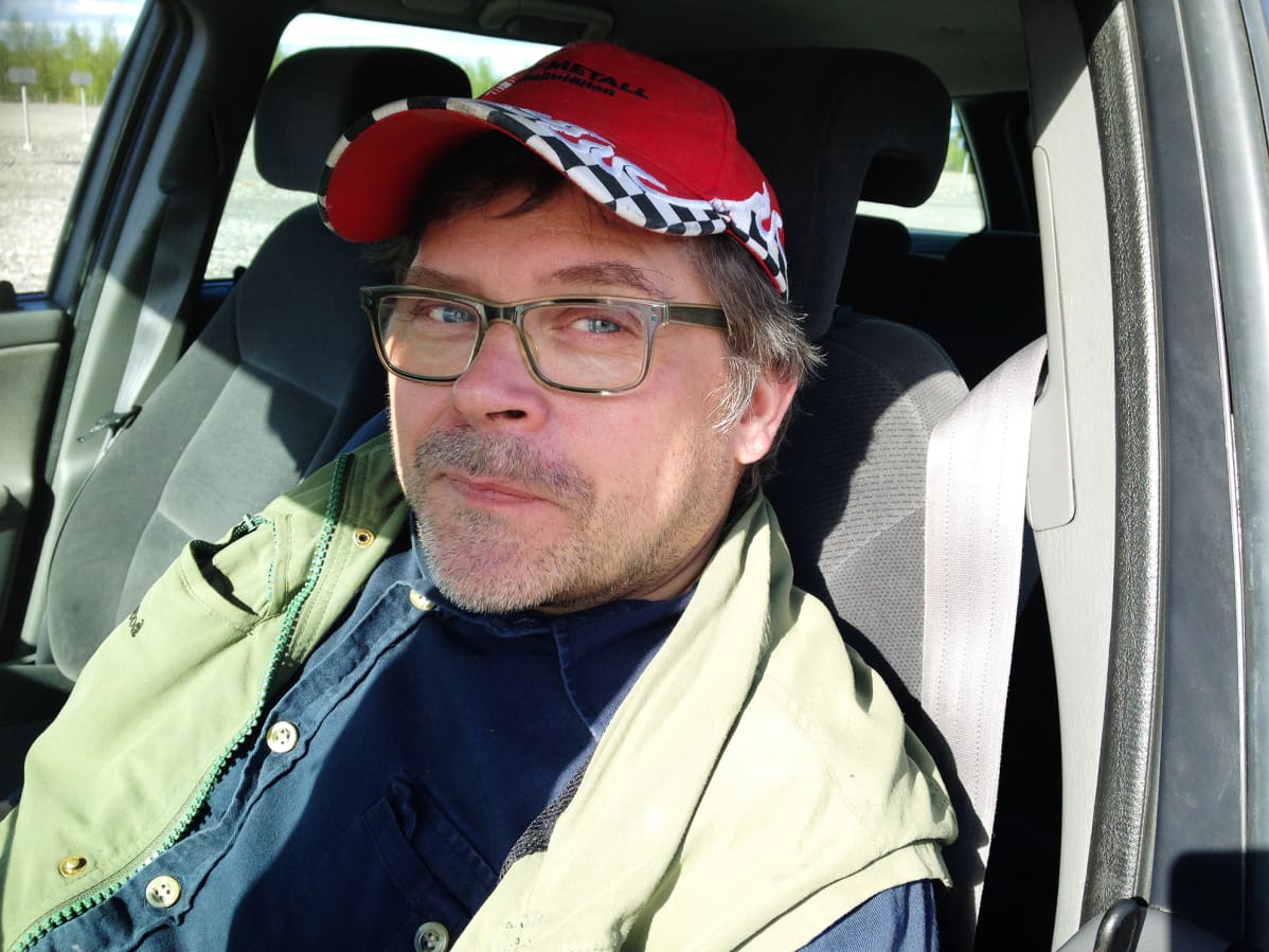 Jan Niemi suree kaivoksen lopettamista, mutta viihtyy pakolaisnuorten auttamistöissä