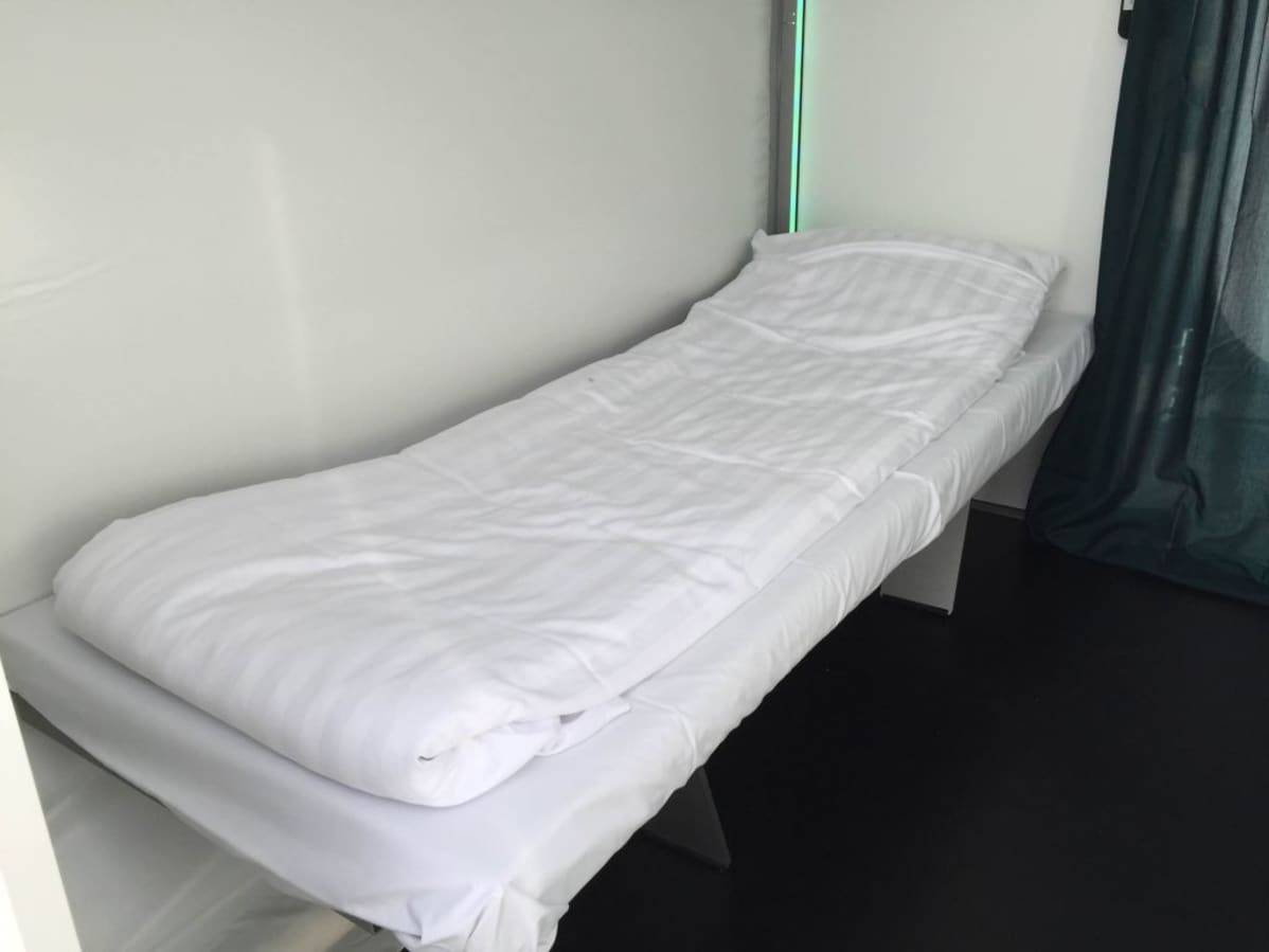 Sänky kapselihotellissa.