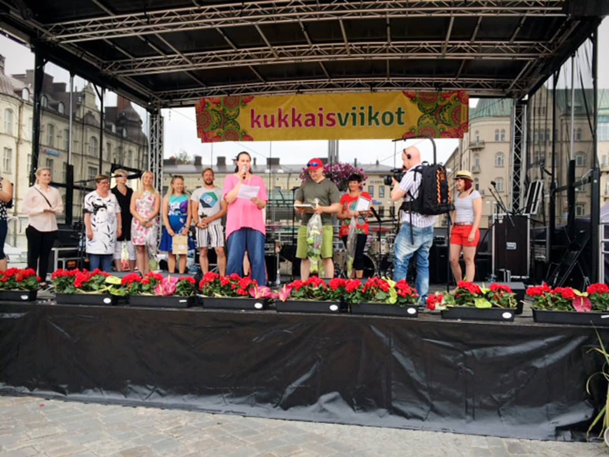 Vuoden posiitivisimat, kukitustilaisuus Keskustorilla