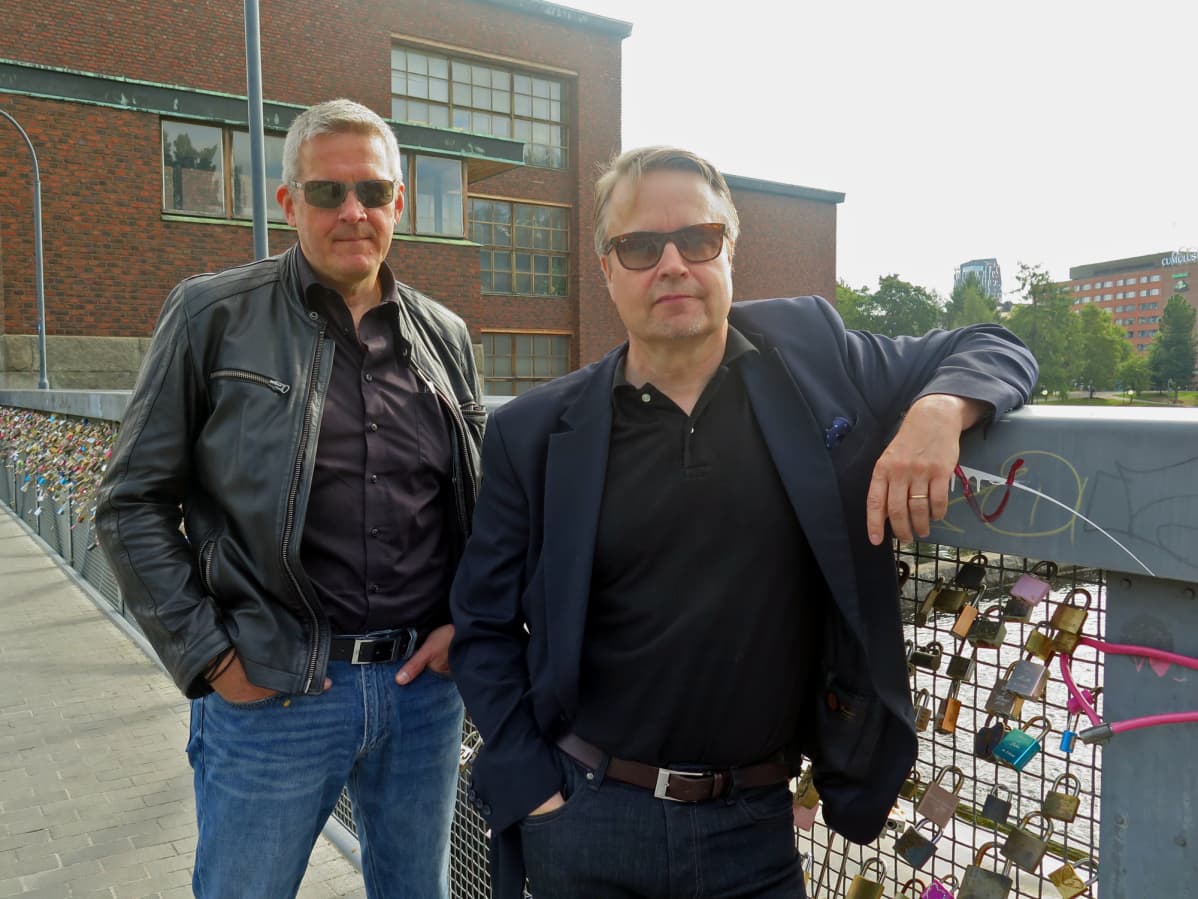 Marko Kulmala ja Matti Apunen nojaavat patosillan kaiteeseen