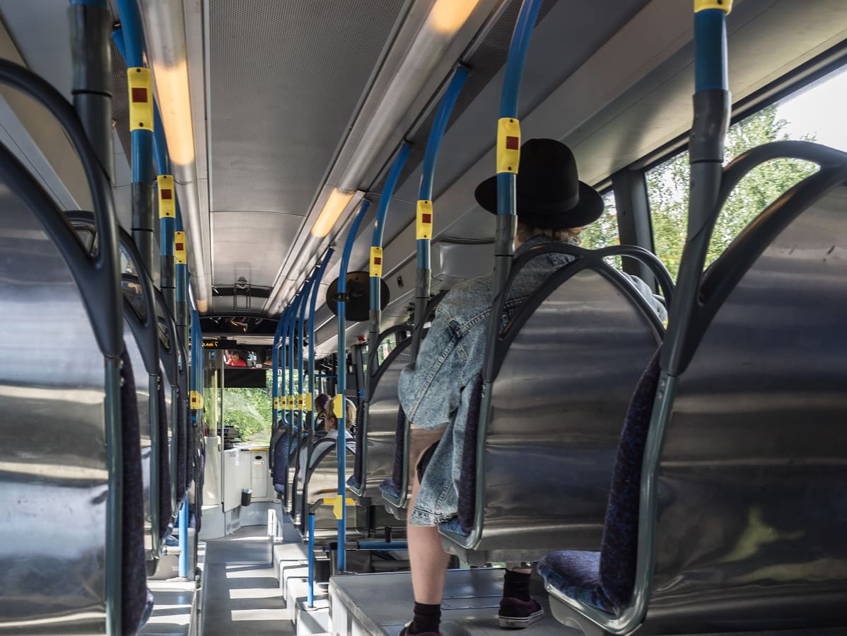 Bussissa matkustajia.
