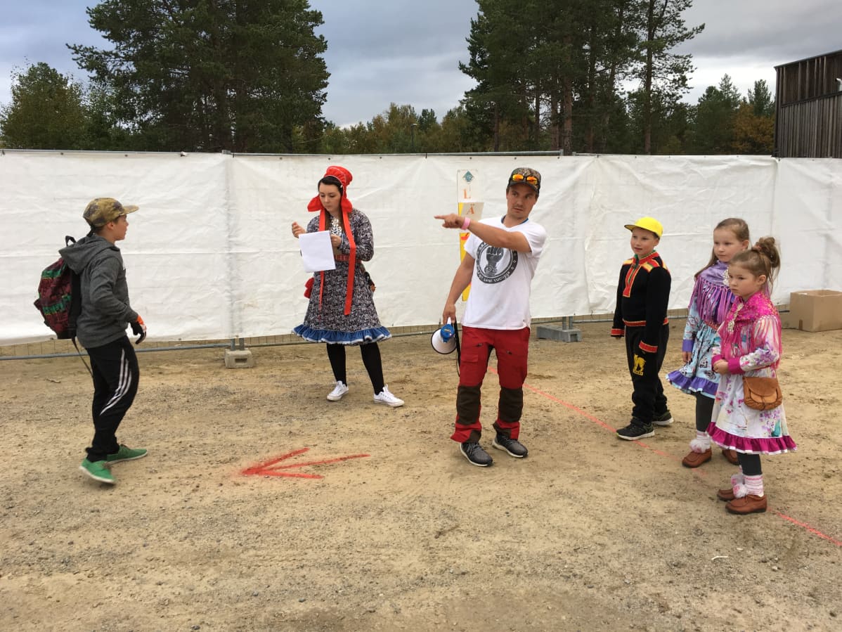 Pienimpien sarjan osallistuvat kuuntelevat Inarin saamelaisyhdistyksen puheenjohtajan Aslak Palton ohjeita ennen suopunkisprint-kisaa.