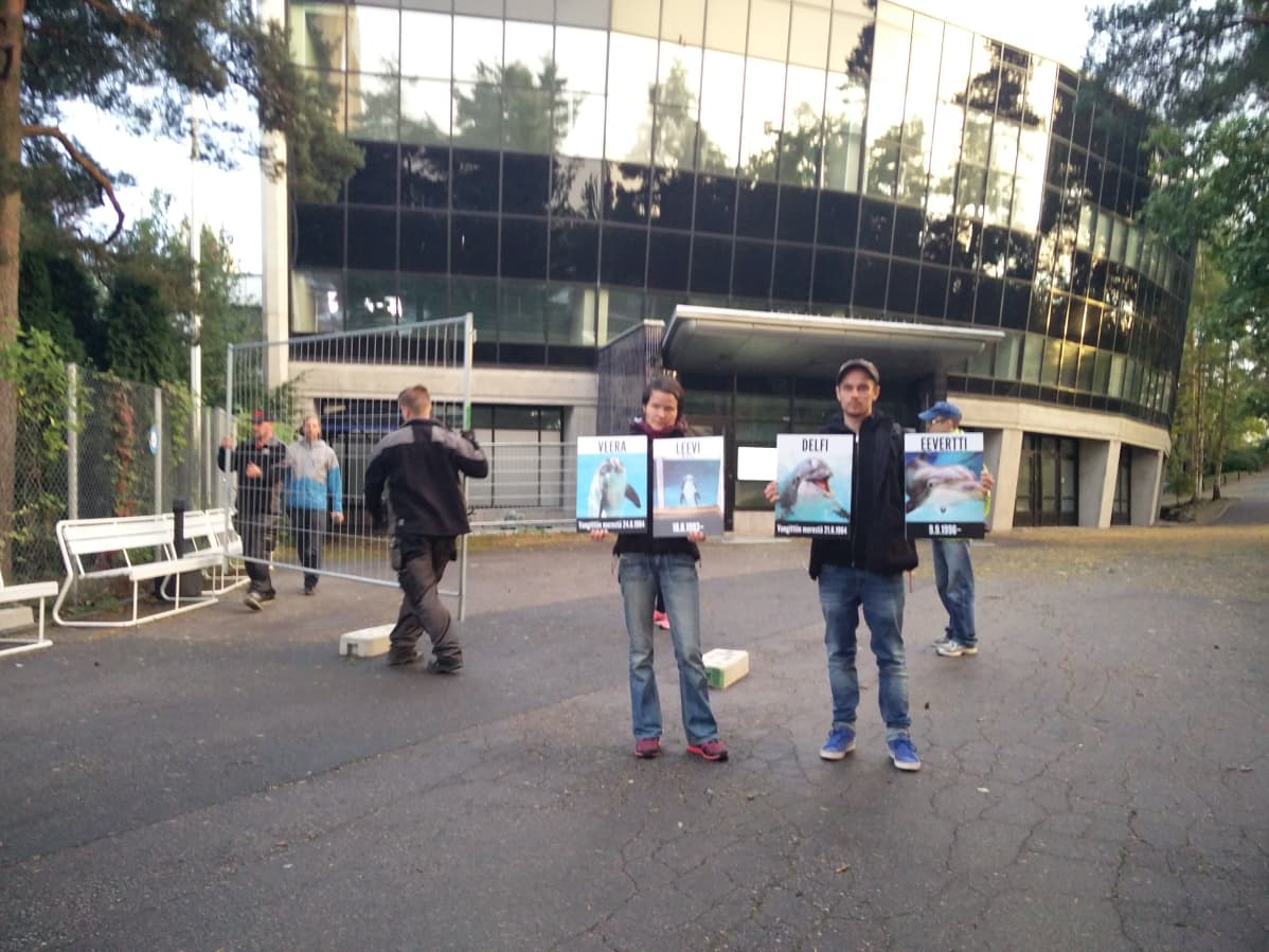 Eläinoikeusjärjestön aktivisteja delfinaarion edessä